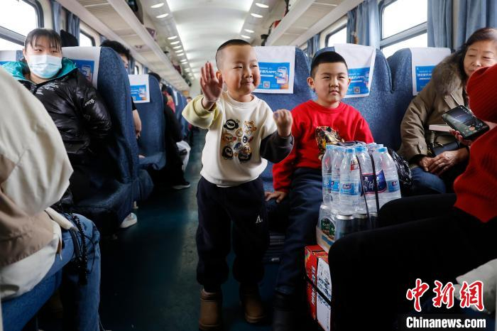 六岁的男孩姚泽旭在1462次列车车厢内跳着“科目三”舞蹈。中新网记者 殷立勤 摄