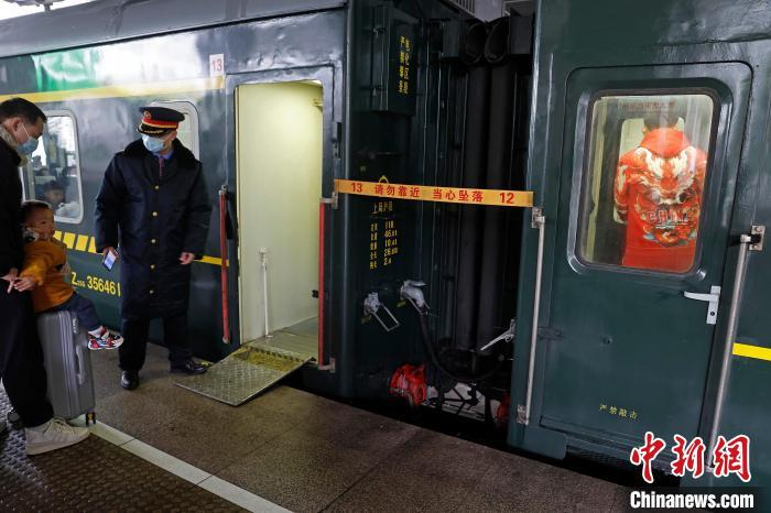 中国铁路上海局集团有限公司上海客运段列车员在迎接旅客上车。中新网记者 殷立勤 摄