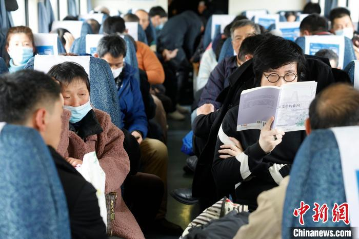 旅客在1462次列车车厢内看书。中新网记者 殷立勤 摄
