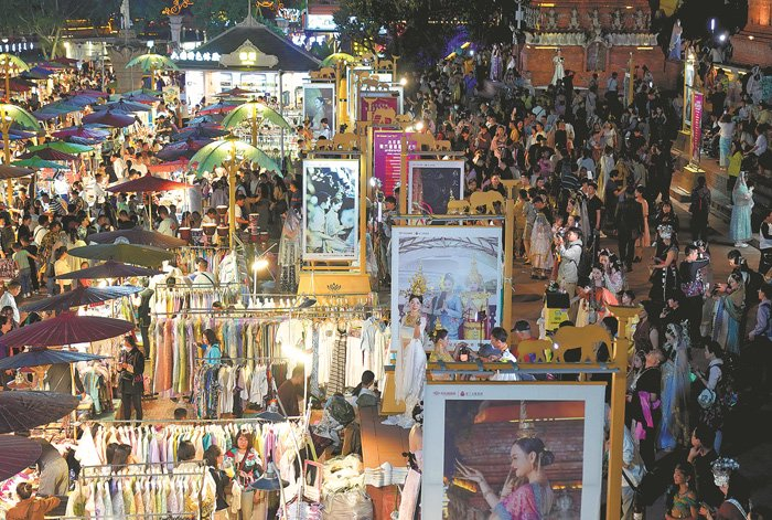 　　云南省景洪市的星光夜市（图片来源：中国日报）