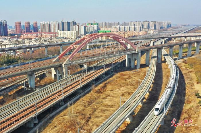 　　图为1月26日，河南郑州，一列济郑高铁上的动车组列车驶向郑州东站。（王玮摄/光明图片）