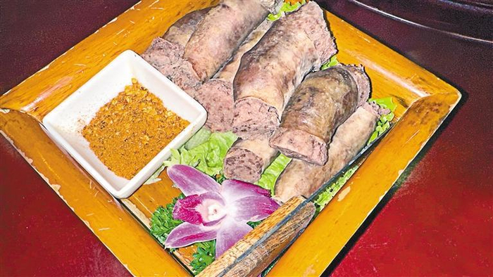    牦牛肉血肠配藏式干辣椒粉。本报记者 格桑伦珠 摄
