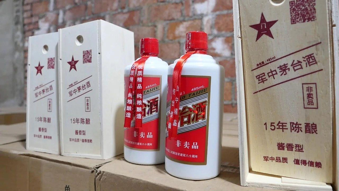 当场抓获犯罪嫌疑人3名,现场查获带"军中"字样白酒3万余瓶,涉案价值