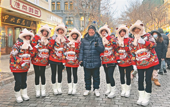     游客在中央大街合影留念。本报记者 韩东贤摄