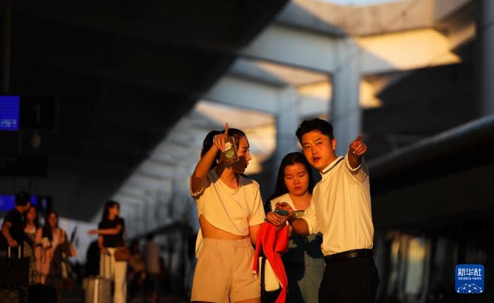 1月26日，在老挝万象，旅客在中老铁路万象站准备乘车。新华社发（杨永全摄）