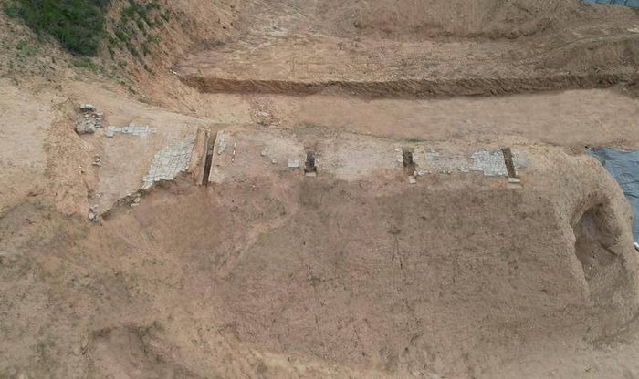 △瓮城东墙顶部铺地砖及排水沟保存现状（西→东）