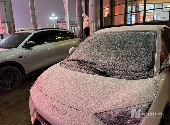 雪中的车辆 图片来源：每经记者 王佳飞 摄