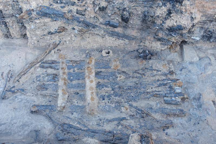 △主门道地面上的木门