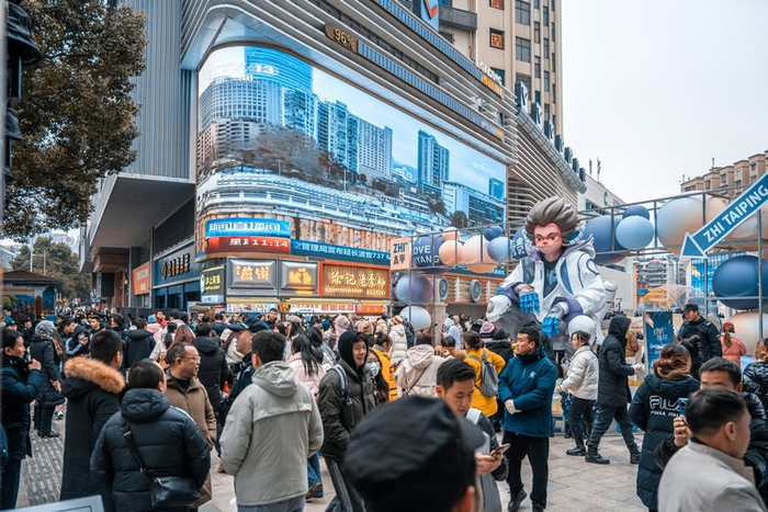 市民游客往来不绝。郭然摄