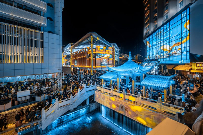 夜晚时分，太平路潮汇街区光影缤纷、人潮涌动。郭然摄