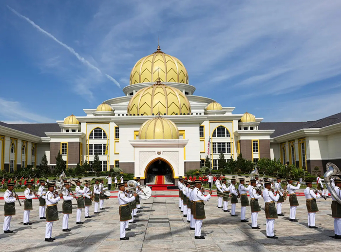 ▲军乐队在国家皇宫前表演