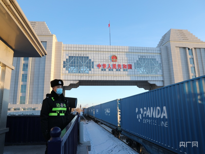 日前,满洲里铁路口岸,一列列中欧班列穿行而过(央广网发 满洲里边检站