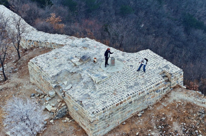 2024年1月30日，游客在位于北京平谷、天津蓟州、河北承德交界处的三界碑拍照打卡（无人机照片）。新华社记者 赵子硕 摄