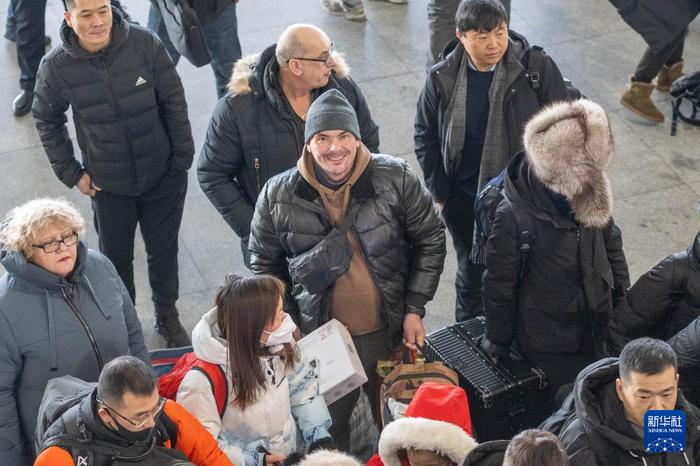 1月30日，中外游客在黑河水运口岸出境大厅等候进入出境通道。新华社记者 谢剑飞 摄
