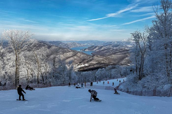 滑雪爱好者在吉林市万科松花湖度假区滑雪