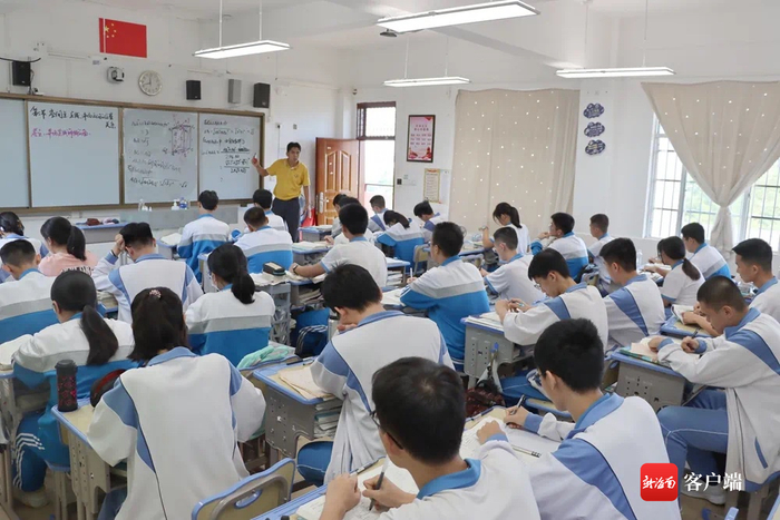 　　课堂上，同学们在认真做笔记。昌江融媒体供图