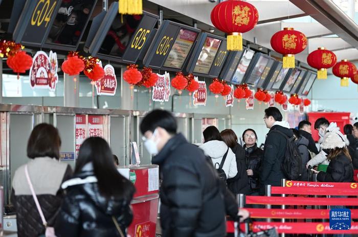 1月26日，旅客在天津滨海国际机场排队办理值机。新华社记者 李然 摄