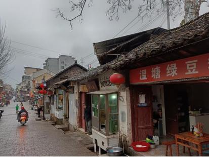 在标准化引领下，石阡绿豆粉、石阡黄花菜、石阡黄水粑等特色产品申请了证明商标。