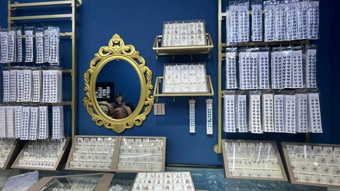 售卖马贝珍珠的商铺（央广网记者 王春然 摄）