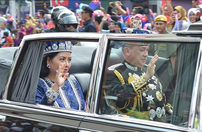 ▲易卜拉欣与妻子接受群众欢呼