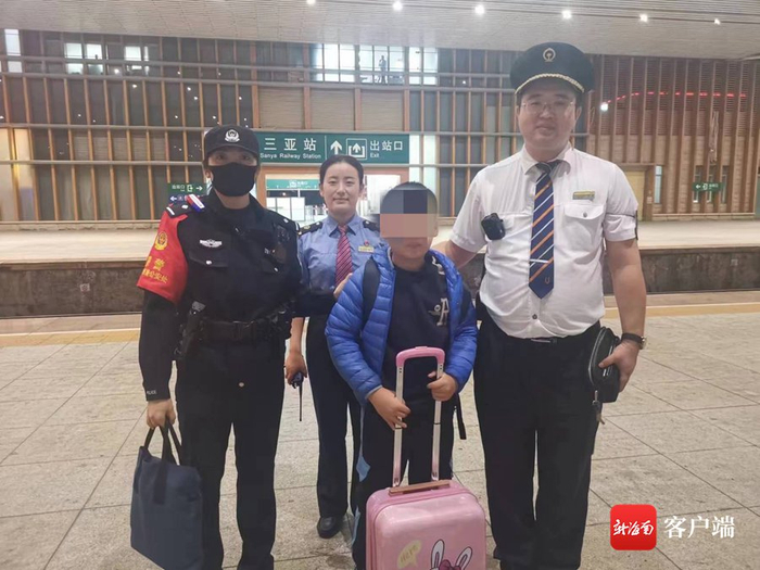  与母亲走散的小男孩（穿蓝色大衣）。铁警供图