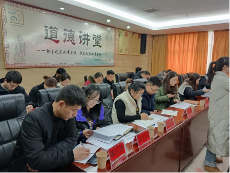 座谈会上，与会专家和工作人员认真研读石阡推进全域标准化的文件资料  （李嘉 摄）