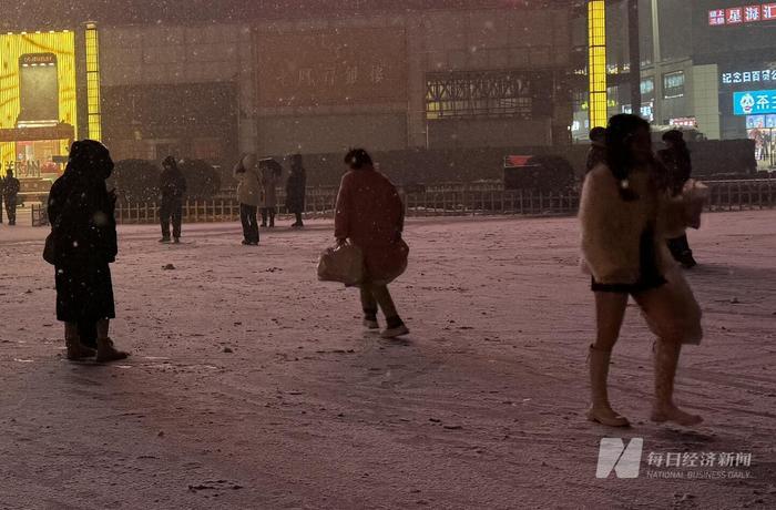 1月31日晚间，二七广场上的积雪 图片来源：每经记者 王佳飞 摄