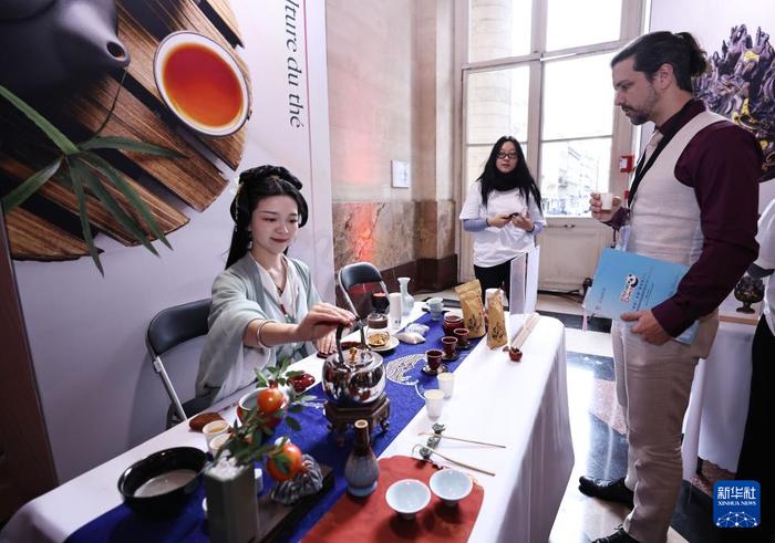 1月30日，在法国巴黎布龙尼亚宫举行的“你好！中国”旅游推介会上，嘉宾体验中国茶。新华社记者 高静 摄