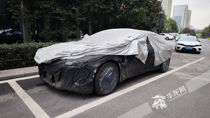 阿维塔12增程版实车谍照。 华龙网 赵广 摄