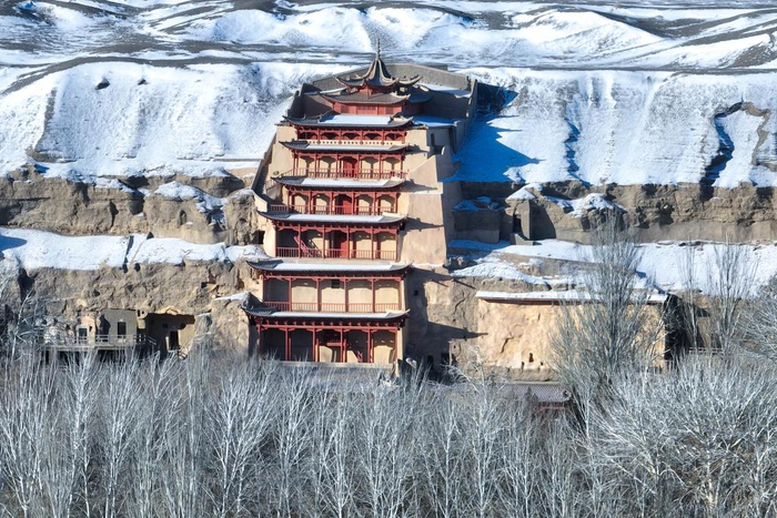 莫高窟雪景（无人机照片，2023年12月15日摄）。新华社记者 郎兵兵 摄