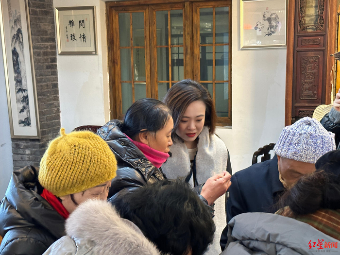 ▲邓姗姗正在调研