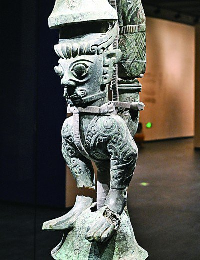 三星堆博物馆新馆展出的青铜鸟足神像局部.新华社发