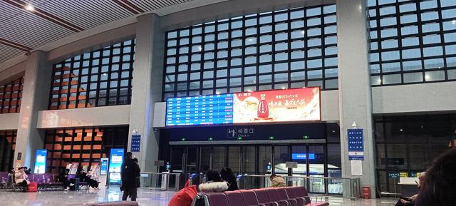 2月1日晚，西华站部分列车晚点。  受访者供图