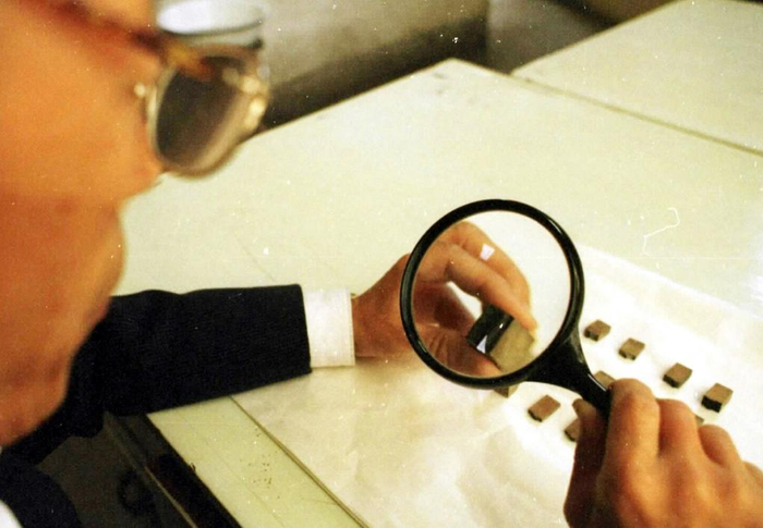 2004年，敦煌莫高窟考古专家对北区出土的木活字进行鉴定研究。 新华社记者梁强摄