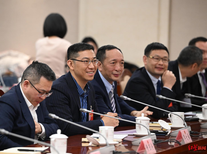 ▲“代表·局长面对面”咨询交流会现场，市人大代表提问