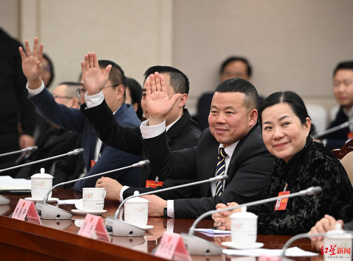 ▲市人大代表们争相举手提问