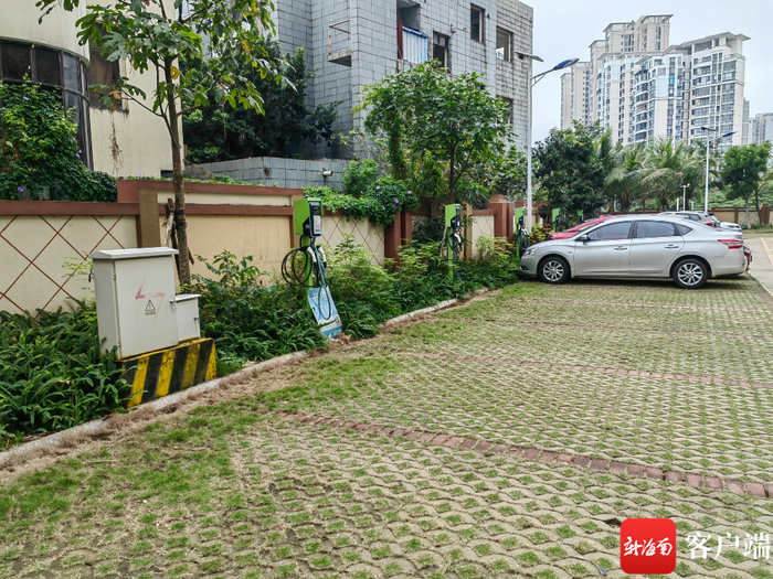 小区路面停车位有部分安装了充电桩。记者 李文韬 摄