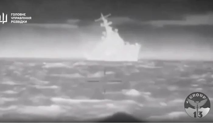 ▲乌克兰提供的夜间录像显示，一艘船似乎沉没，沉艘只有船头露出水面
