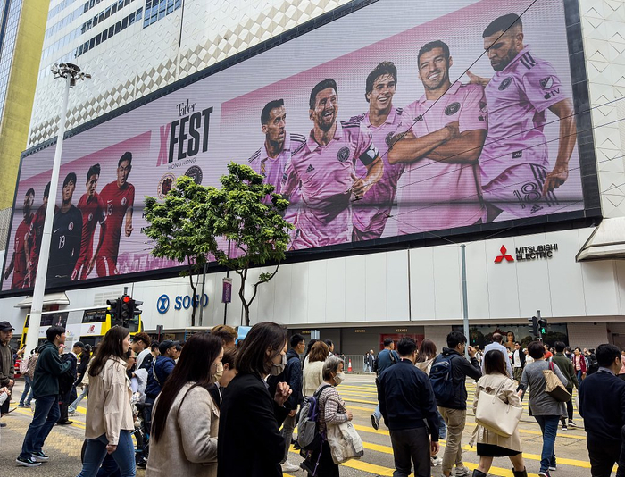 2024年2月1日，香港，铜锣湾一家商场的外墙上，巨型电子屏播放迈阿密国际队访港表演赛的宣传片。（中新社）