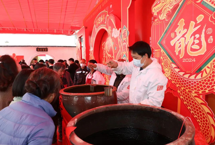 市民打酱油过大年。