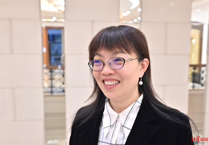 ▲成都市人大代表、成都市棕北中学党总支书记丁世明