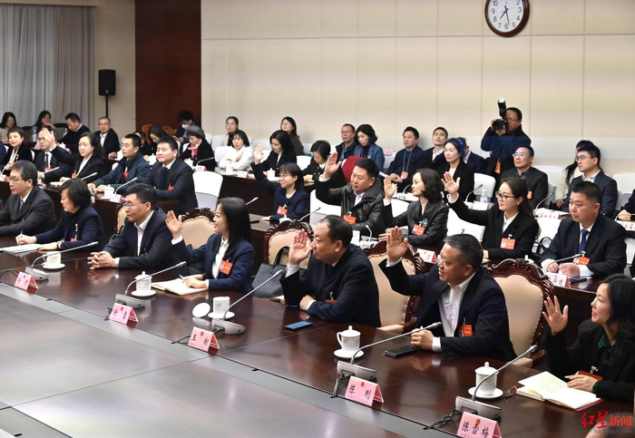 ▲成都市第十八届人民代表大会第二次会议“代表·局长面对面”咨询交流会现场，市人大代表们争相举手提问 