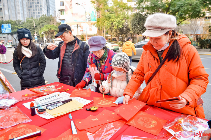▲新春促消费活动暨牛市口微网实格智慧治理街区开街仪式