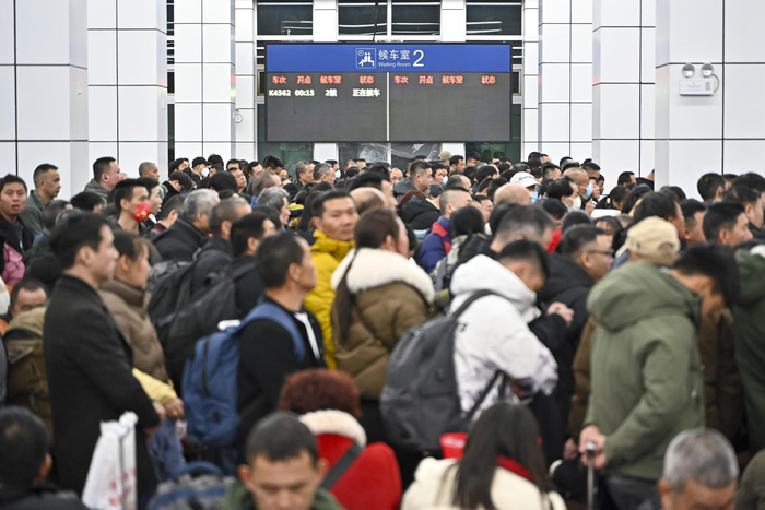▲1月25日，旅客在广州站内候车 图据视觉中国