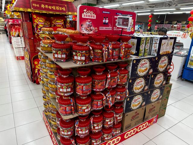 徐福记“新年糖”堆头。新京报记者 王子扬 摄