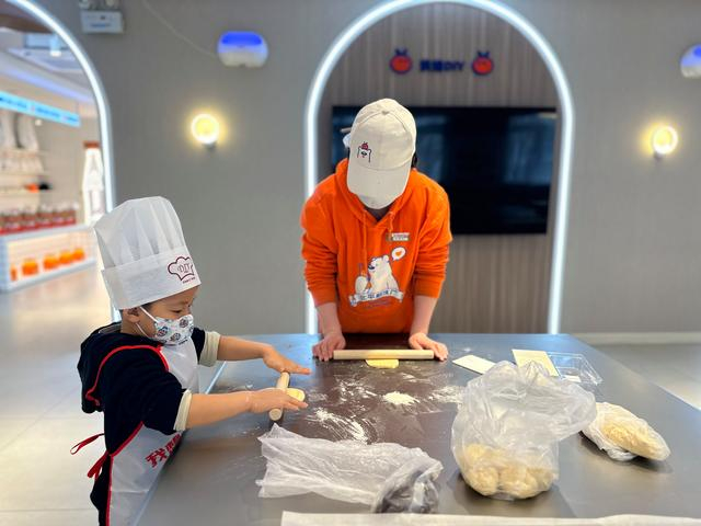 小朋友在店员的指导下体验动手乐趣。 新京报记者 王子扬 摄 