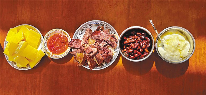 牧区特有美食。自上而下分别为：“拉拉”　（一种牦牛奶提纯物）、藏式辣酱、　风干牦牛肉、人参果　、牦牛酸奶。记者　格桑伦珠　摄