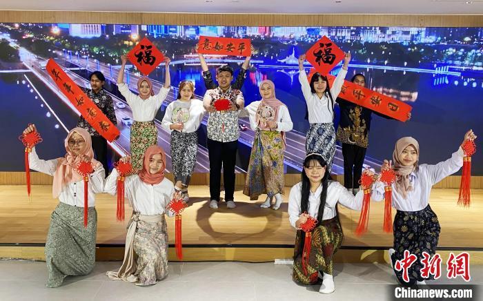 “Z世代”国际青年学生在扬州春节研学活动中秀才艺。　崔佳明 　摄