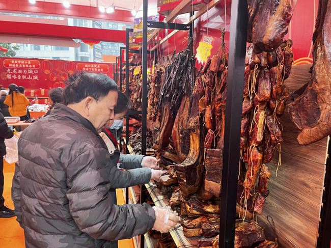市民选购城口老腊肉。蒋海涛摄