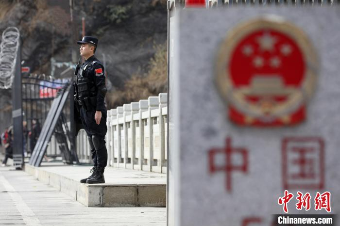 图为聂拉木边检站民警在口岸一线执勤. 邹兴国 摄